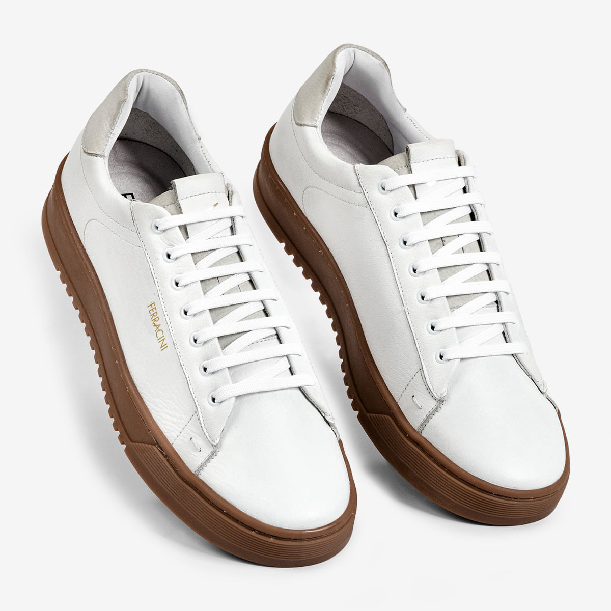 Tenis fashion branco solado marrom